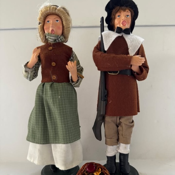 Set 2 Byers Choice Carolers STYLE? Pilgrim Thanksgiving Shotgun Dolls Decor - Picture 1 of 8